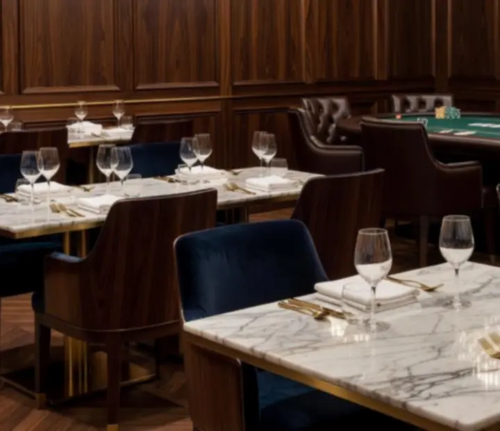 Elegáns fine dining étterem belső térrel és pókerasztallal